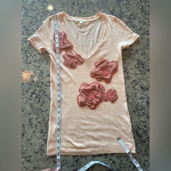 New J.Crew 100% cotton V-neck with silk Floral Appliqué collectors tee size XS - Picture 6 of 6